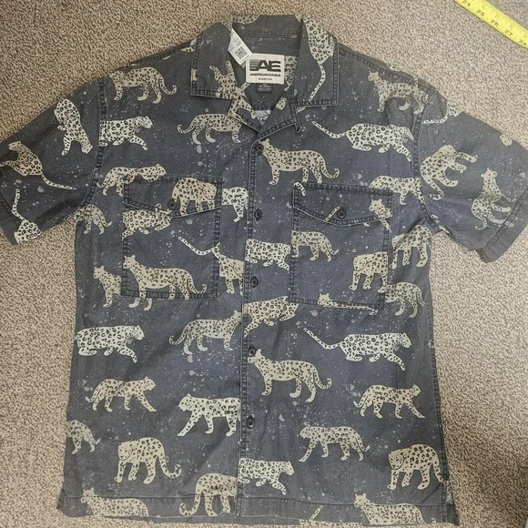 American Eagle Shirt Mens XS Blue Leopard Cheetah Button Front Short Sleeve - Picture 2 of 7